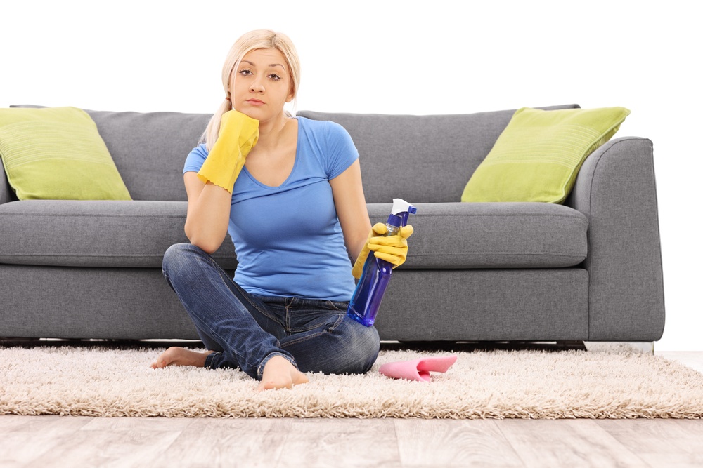 Как почистить диван в домашних условиях своими руками?